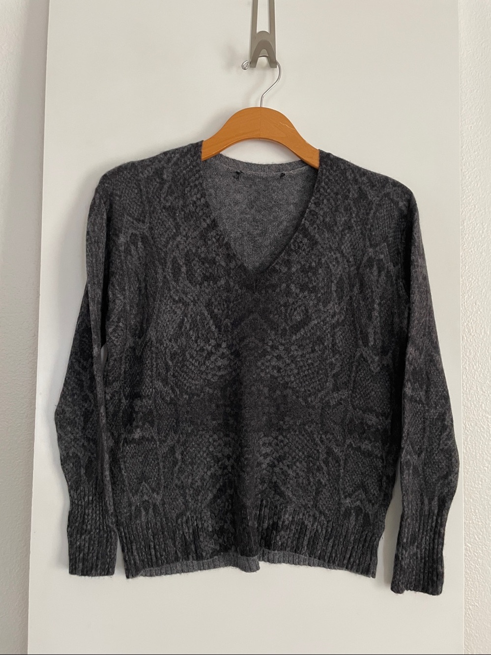 Pure Cashmere V neck Long sleeve Sweater Grey/Black Animal Print